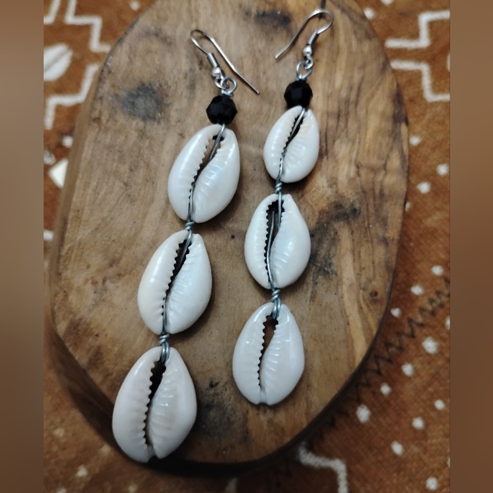 Elegant Cowrie Shell Dangle Earrings 😍